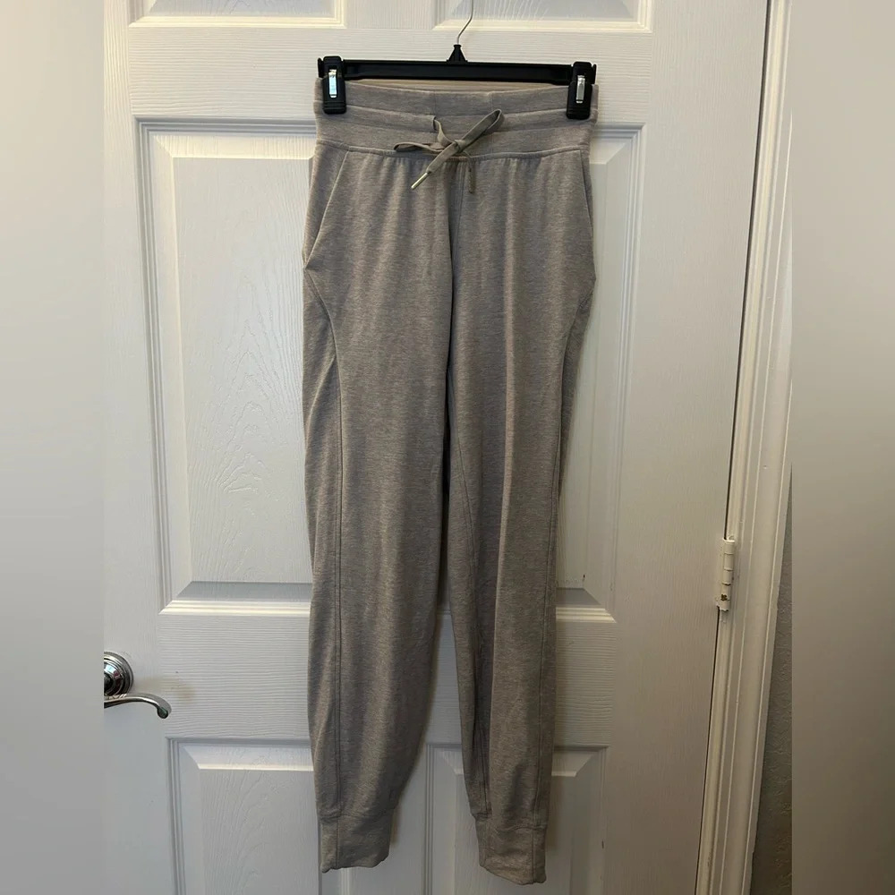 ! Lululemon Light gray athletic sweatpants size 4